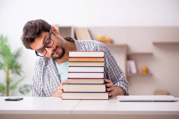 Jonge mannelijke student bereidt zich voor op examens thuis — Stockfoto