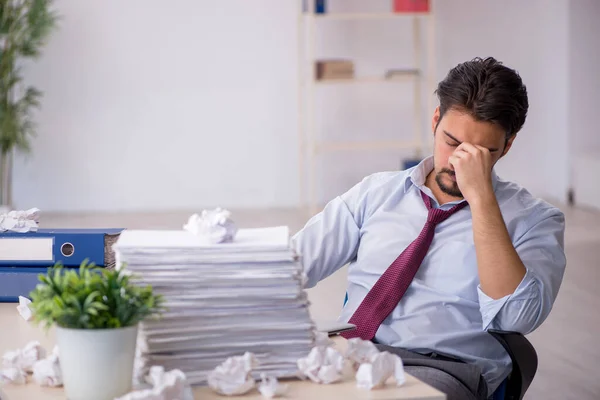 Joven empleado masculino en concepto de ideas rechazadas — Foto de Stock