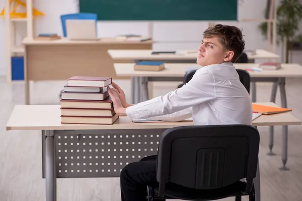 Jongen zit in de klas — Stockfoto