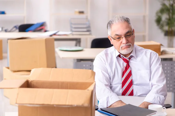 Velho empregado masculino no conceito de movimento — Fotografia de Stock