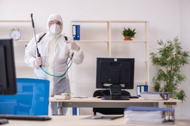 Eski erkek müteahhit ofis dezenfeksiyonu konsepti