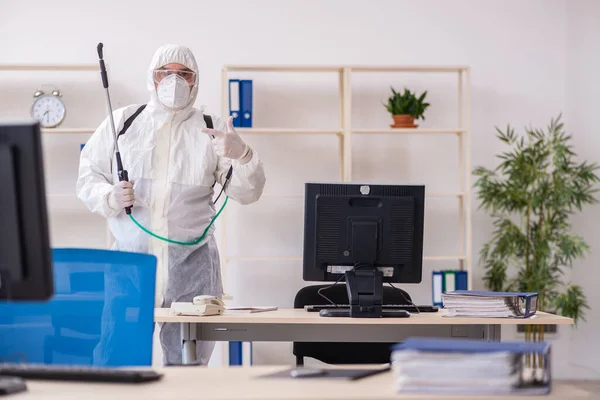 Ancien entrepreneur masculin dans le concept de désinfection de bureau — Photo