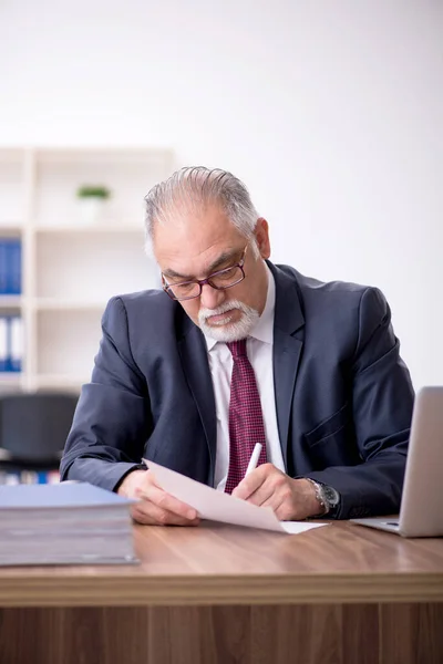 Gammal manlig anställd och för mycket arbete på kontoret — Stockfoto