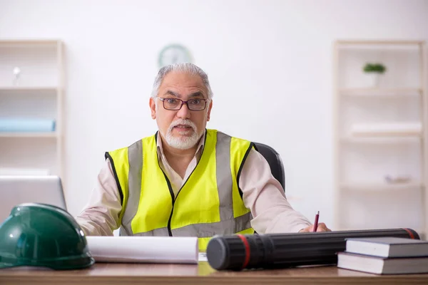Az irodában dolgozó öreg férfi építész — Stock Fotó