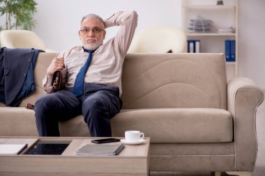 Eski işadamı iş görüşmesini bekliyor.