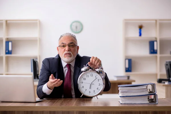 Oud mannelijk werknemer in time management concept — Stockfoto