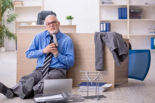 Verzweifelter alter männlicher Angestellter begeht Selbstmord im Büro — Stockfoto