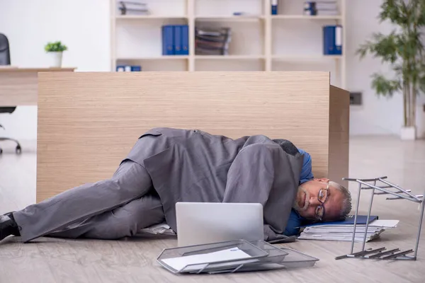 Vieil employé masculin mécontent du travail excessif au bureau — Photo