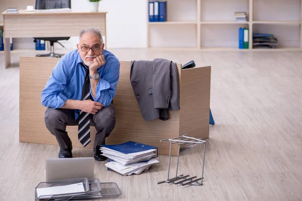 Vecchio dipendente maschio infelice con il lavoro eccessivo in ufficio — Foto Stock