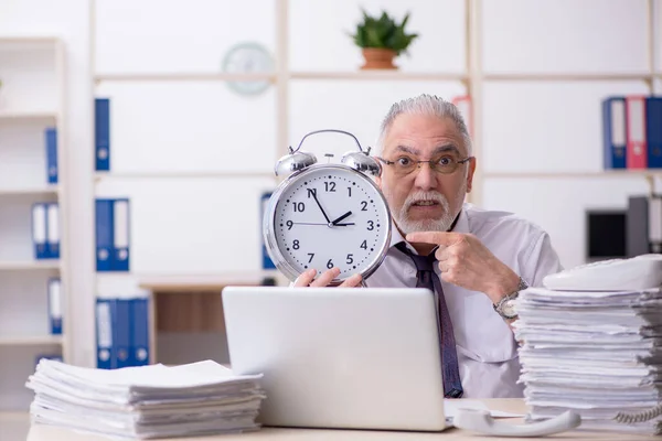 Gammal manlig anställd i time management koncept — Stockfoto