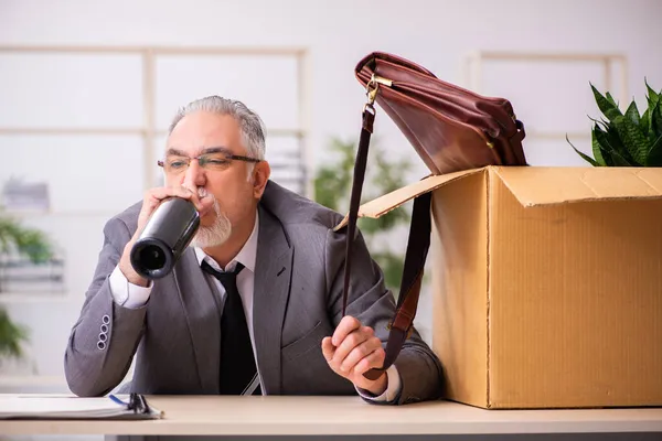 Velho alcoolista viciado empregado masculino em conceito de demissão — Fotografia de Stock