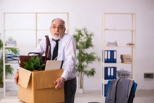 Old male employee in dismissal concept — Stock Photo, Image