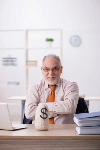 Antiguo empleado masculino en concepto de remuneración —  Fotos de Stock