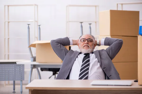 Vecchio dipendente maschile nel concetto di delocalizzazione — Foto Stock