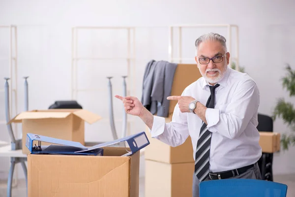 Velho empregado masculino no conceito de realocação — Fotografia de Stock