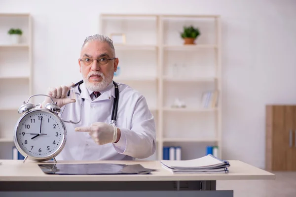 Zaman yönetimi konseptinde yaşlı erkek doktor — Stok fotoğraf