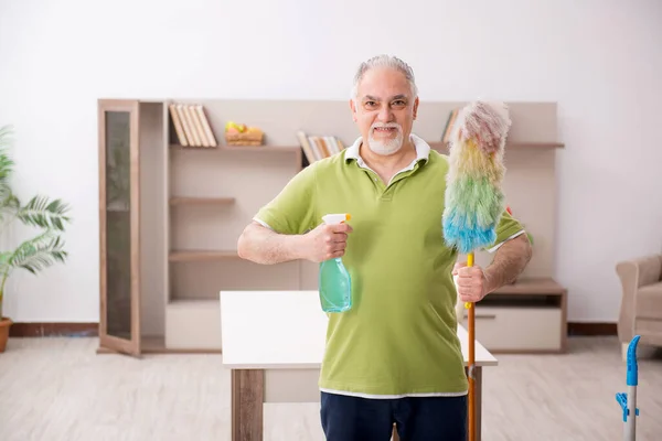 Viejo limpiando la casa — Foto de Stock