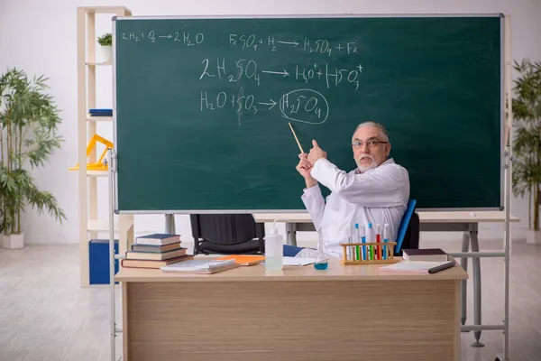 Old male chemist teacher in the classroom — Stock Photo, Image