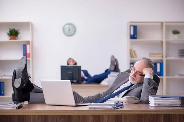 Dos empleados masculinos que trabajan en la oficina — Foto de Stock