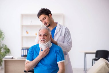 Yaşlı boyun yaralı erkek hasta genç erkek doktoru ziyaret ediyor.