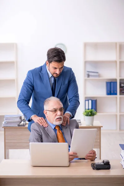 Two colleagues working in the office — Stock Photo, Image