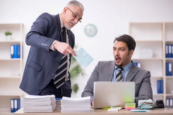 Deux comptables masculins dans le concept de planification budgétaire au bureau — Photo