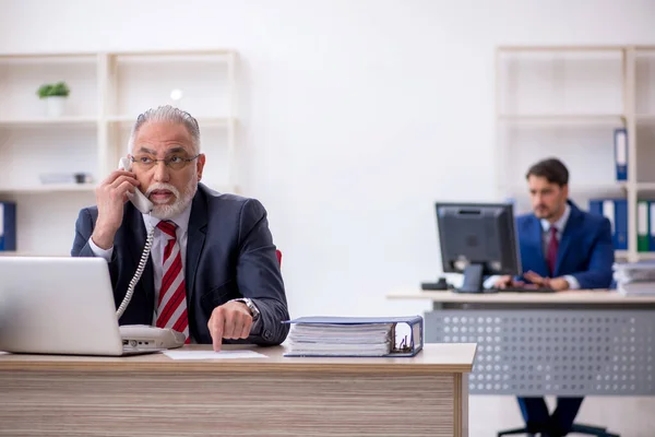 Due colleghi maschi che lavorano in ufficio — Foto Stock