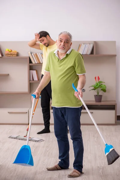 Twee mannelijke aannemers die het huis schoonmaken — Stockfoto