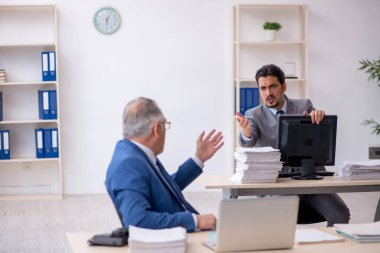 Ofiste çalışan iki erkek arkadaş.