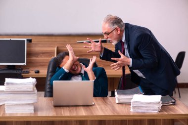 Kabadayılık kavramında yaşlı erkek işveren ve genç erkek asistan