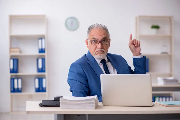 Dos colegas varones que trabajan en la oficina —  Fotos de Stock