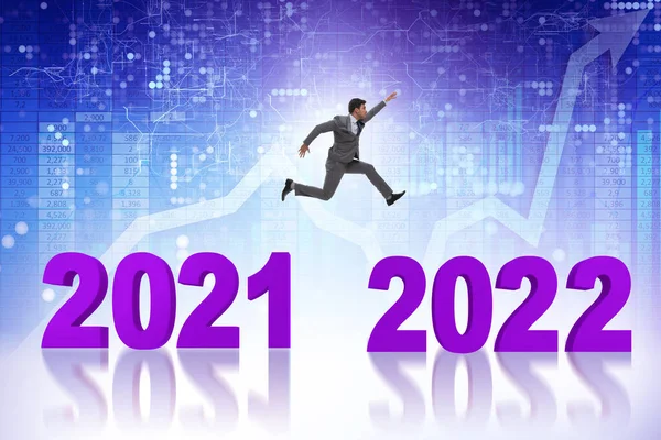 Бізнесмен стрибає з 2021 по 2022 рік — стокове фото