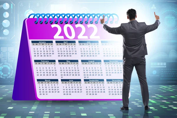 Empresário no conceito de calendário do ano 2022 — Fotografia de Stock