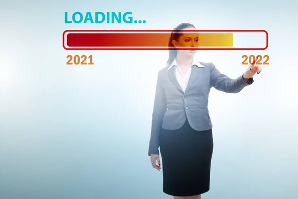 İş kadını 2022 yılında sanal düğmeye bastı — Stok fotoğraf