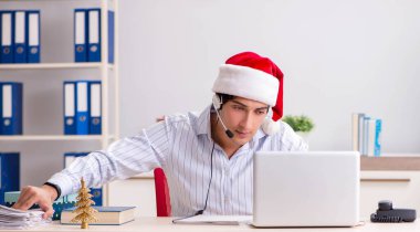 Telefonda yılbaşı indirimi sırasında telefon operatörü.