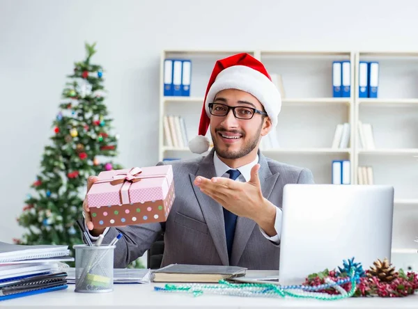 Jonge zakenman viert kerst op kantoor — Stockfoto