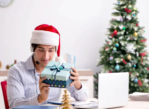 Telesales operator during christmas sale on the phone — Stock Photo, Image