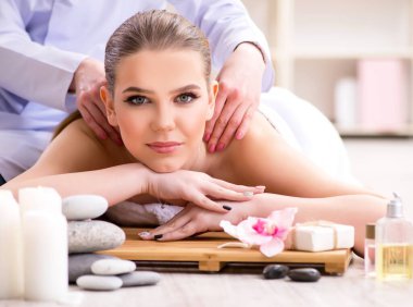 Salondaki spa prosedürü sırasında genç bir kadın.