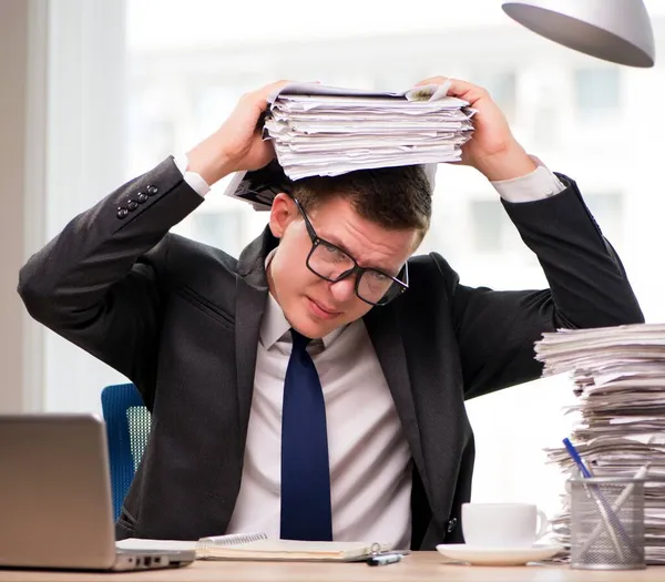 Jeune homme d'affaires travaillant dans le bureau — Photo