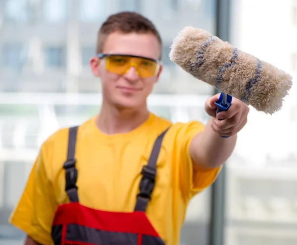Jeune ouvrier de la construction en combinaison jaune — Photo