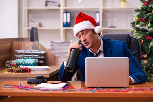 Empregado no escritório durante a festa de Natal — Fotografia de Stock