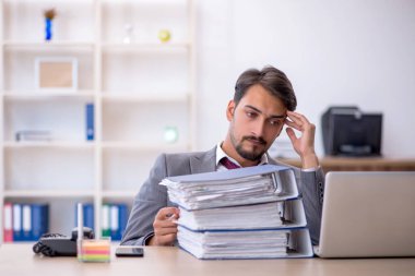 Ofiste çalışan genç bir erkek.