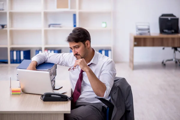 Joven empleado masculino que trabaja en la oficina — Foto de Stock