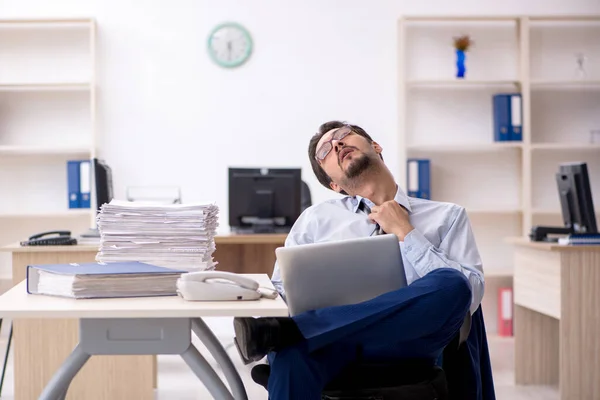 Joven empleado masculino que trabaja en la oficina — Foto de Stock