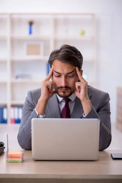 Ung manlig anställd som arbetar på kontoret — Stockfoto