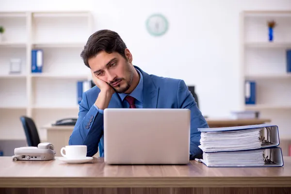 Junge männliche Angestellte im Büro — Stockfoto