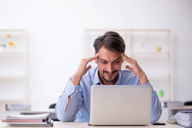 Ofiste çalışan genç bir erkek.