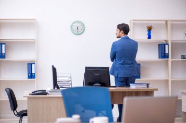 Ofiste çalışan genç bir erkek.