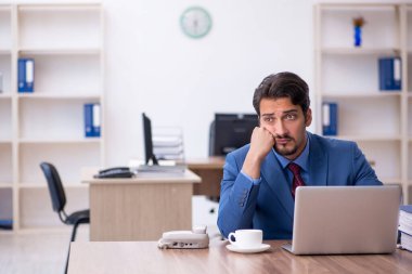 Ofiste çalışan genç bir erkek.