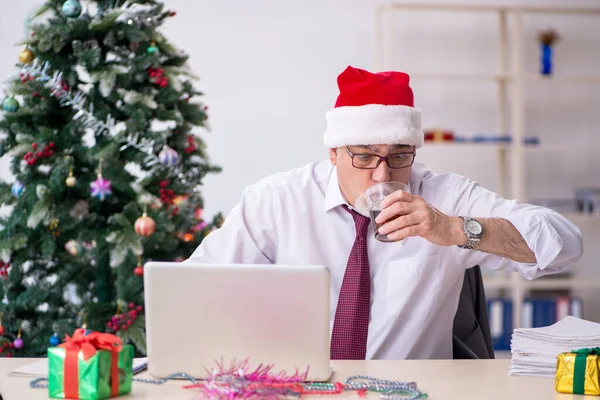 Empleado varón envejecido celebrando Navidad en el lugar de trabajo —  Fotos de Stock